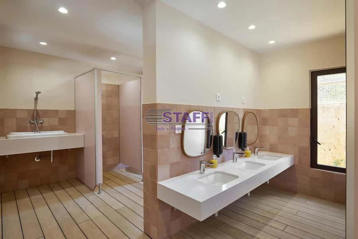 Cabinas sanitarias para baños en Camping Cala Pola Cabinas sanitarias para baños en Camping Cala Pola