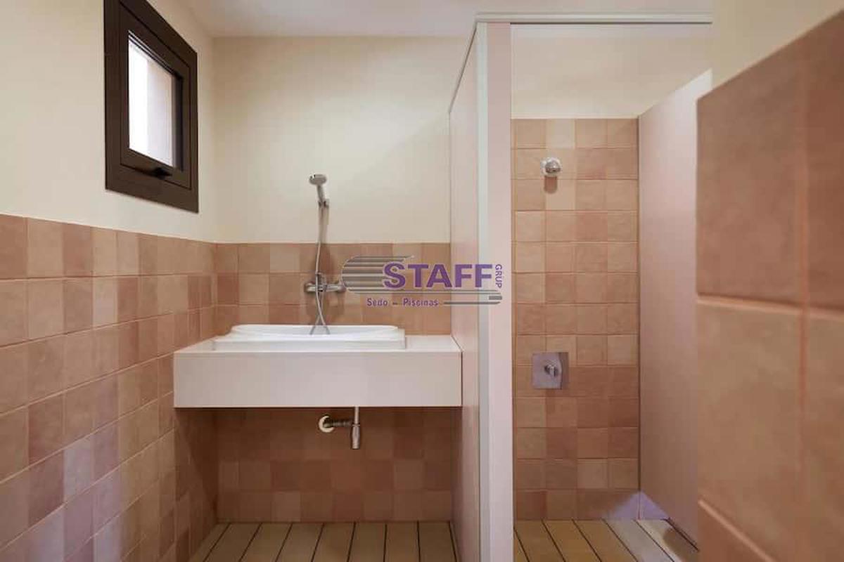 Cabinas sanitarias para baños en Camping Cala Pola Cabinas sanitarias para baños en Camping Cala Pola