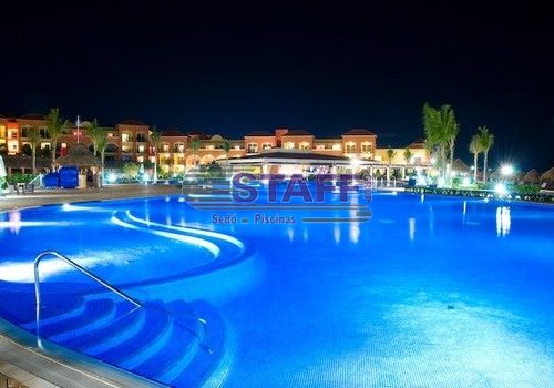 espectacular vista nocturna de la iluminación de una gran piscina de hotel|© STAFF GRUP 