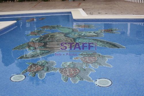 Vaso de piscina recubierto de mosaico vítreo con representación de temática natural