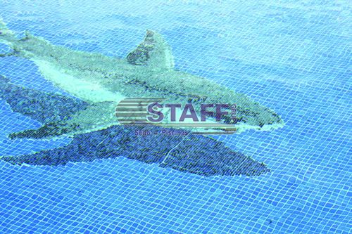 Detalle del mosaico representando un tiburón en la piscina