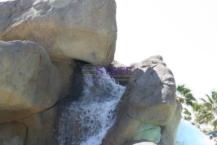 Detalle  surtidor de agua en roca artificial