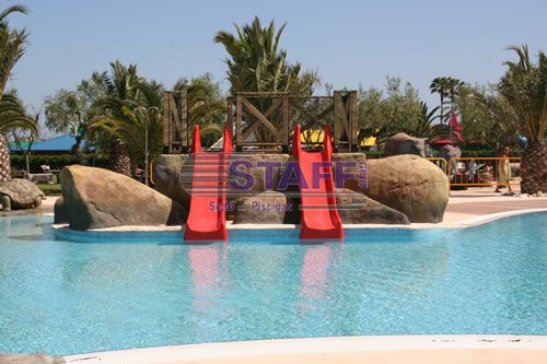 Toboganes y roca artificial, dos tipos de complementos para piscinas recreativas en hoteles, campings y parques, para el ocio acuático en general