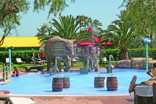 La piscina hace a la vez de fabulosa zona de ocio para los niños, con elefantes y barriles como fuentes de agua