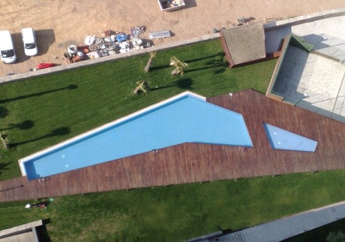Vista aérea de la construcción de piscina para zona comunitaria en Barcelona|© STAFF GRUP