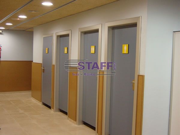 Puertas y marcos para baños de instalaciones públicas